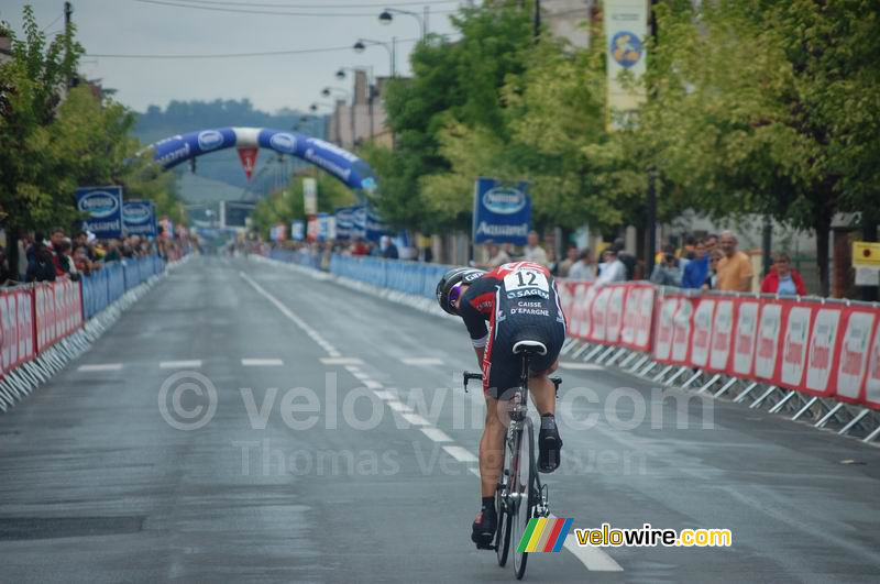 David Arroyo (Caisse d'Epargne) kijkt om op 1 km van de aankomst