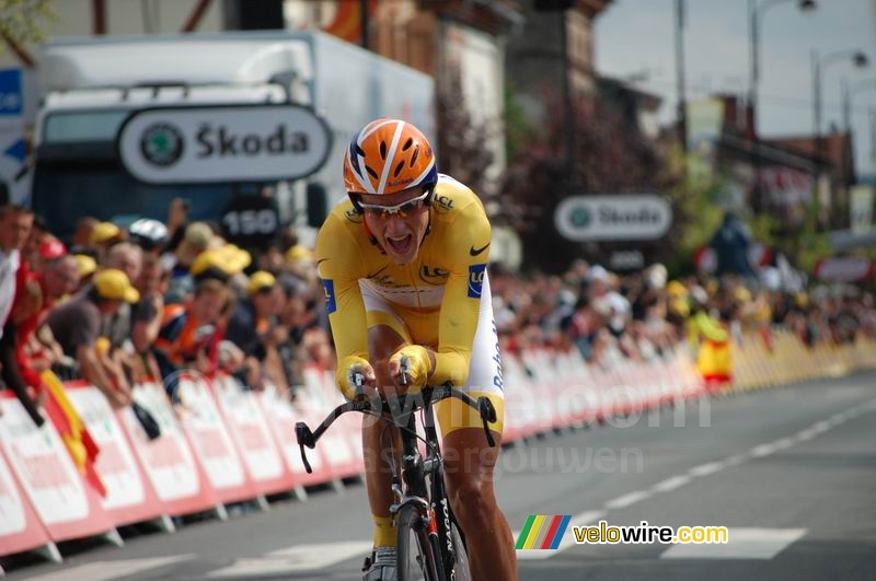 Michael Rasmussen (Rabobank) bij de finish van zijn tijdrit Albi > Albi