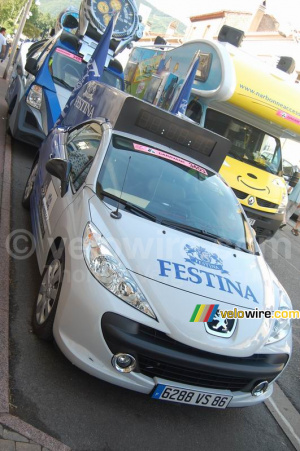 La voiture Festina qui montre quelle heure il est (464x)