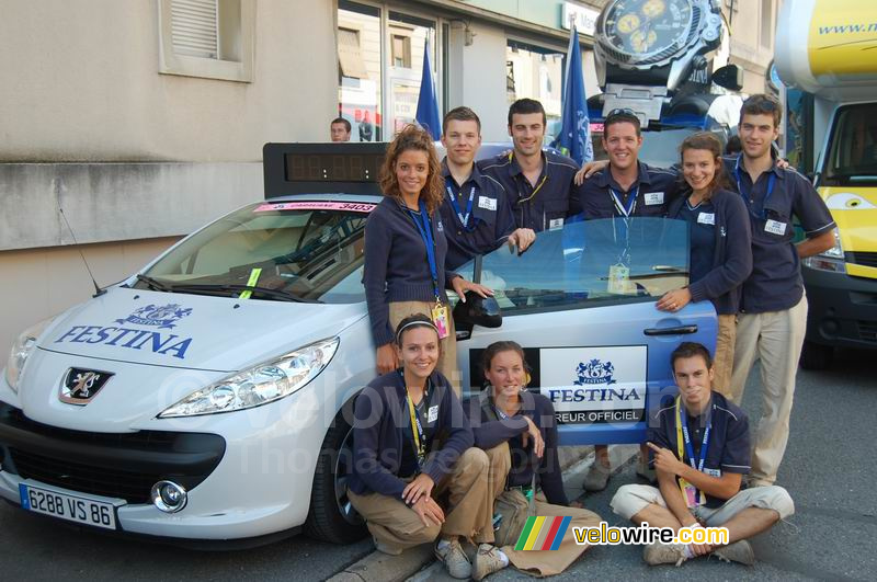 Het volledige team van de Festina reclamecaravaan in Mazamet