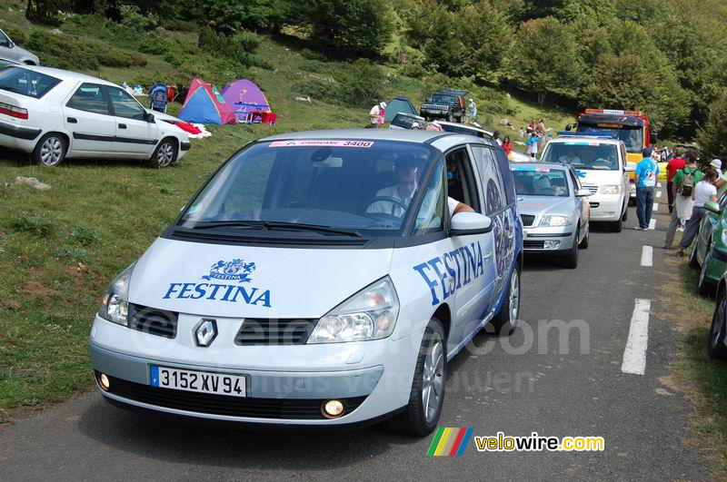 Les dernières voitures de la caravane publicitaire