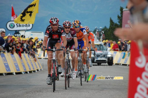 Vladimir Karpets (Caisse d'Epargne), Jens Voigt (CSC), Thomas Dekker (Rabobank) & Inigo Landaluze (Euskaltel) au Plateau-de-Beille (1142x)
