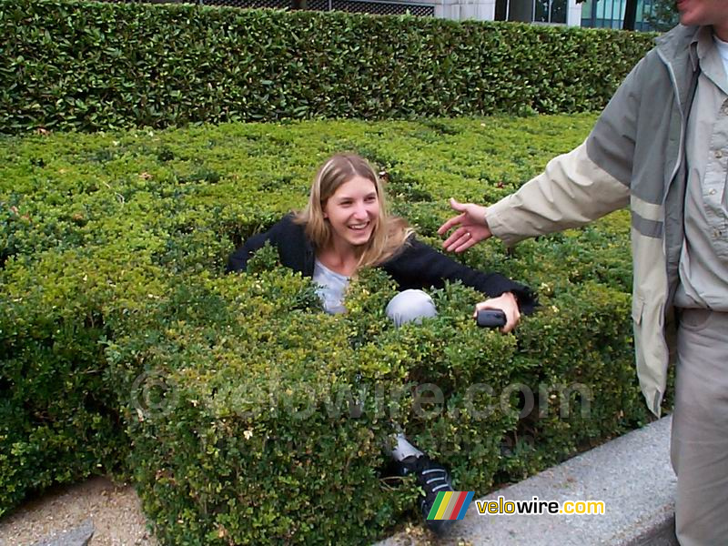 La Défense - Nathalie in the bushes