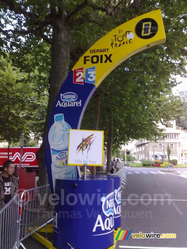 The start of the Foix > Loudenvielle-Le Louron stage