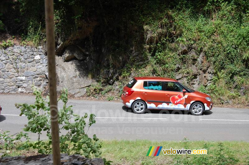 Une Fabia rouge avec le stock de bobs à l'arrière