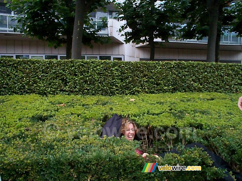 La Défense - Isabelle in the bushes