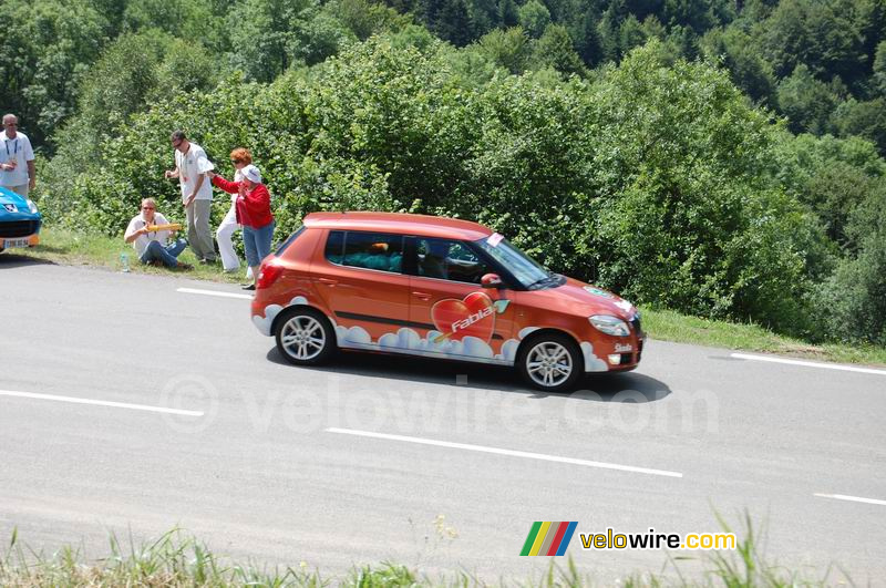 Een rode Fabia met een verzameling 