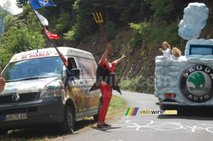 Le diable du Tour (El Diablo) et la caravane publicitaire koda (430x)