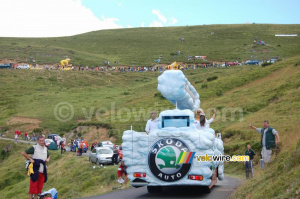 La caravane publicitaire koda avec le haut-parleur du début de la caravane et le maillot jaune contre la montre de LCL (374x)