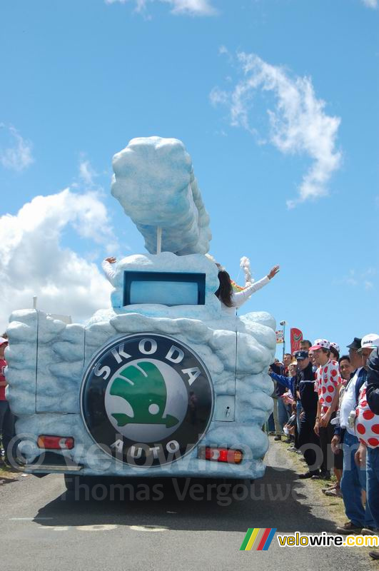 The koda advertising caravan almost at the top of the Port de Balès