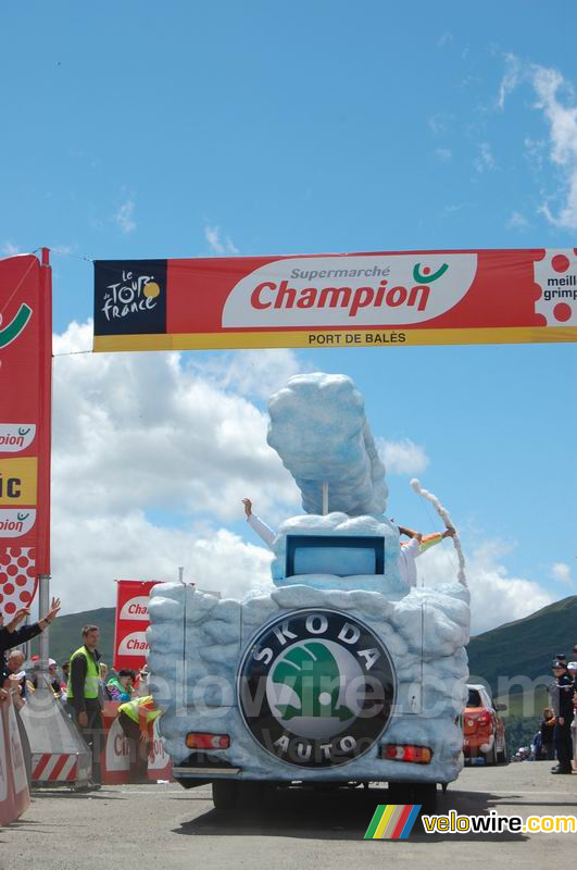 The koda advertising caravan at the top of the Port de Balès