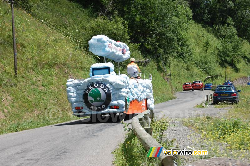 The koda advertising caravan going down the Port de Balès