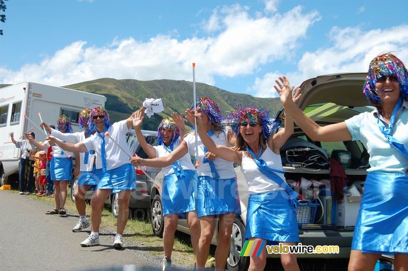 Spectators dressed in blue on the Col de Peyresourde