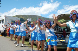 Des filles (pas toutes !) habillées en blue sur le Col de Peyresourde (383x)
