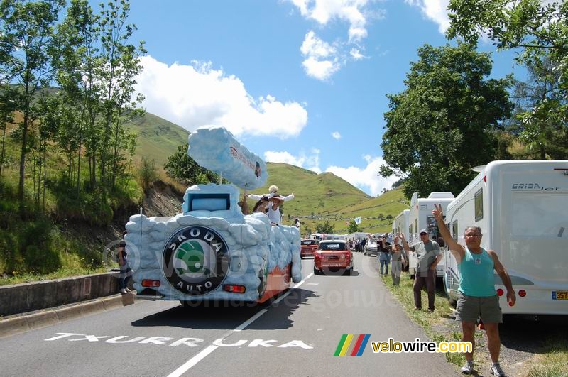 The koda advertising caravan on the Col de Peyresourde