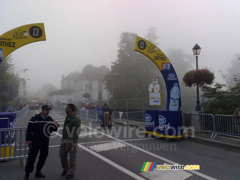 De startboog van de etappe Orthez > Gourette-Col d'Aubisque