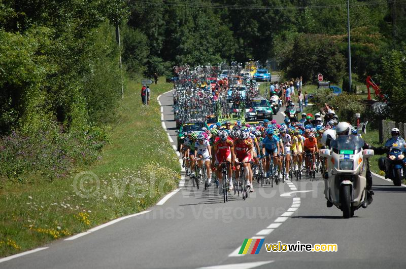 Het peloton gevolgd door alle ploegleidersauto's