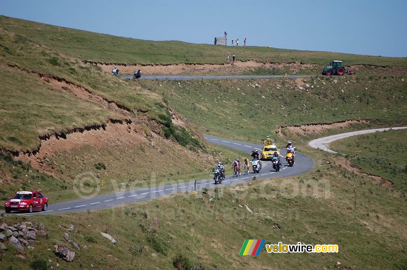 Juan Mauricio Soler (Barloworld, polka dot jersey), Carlos Sastre (CSC) and Iban Mayo (Saunier Duval) at the Port de Larrau (1)