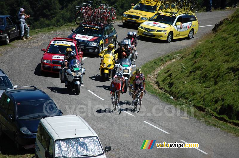 Juan Mauricio Soler (Barloworld, maillot à pois), Carlos Sastre (CSC) et Iban Mayo (Saunier Duval) sur le Port de Larrau (3)