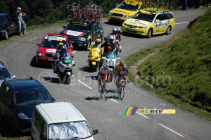 Juan Mauricio Soler (Barloworld, maillot à pois), Carlos Sastre (CSC) et Iban Mayo (Saunier Duval) sur le Port de Larrau (3) (589x)