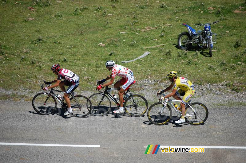 Juan Mauricio Soler (Barloworld, bolletjestrui), Carlos Sastre (CSC) en Iban Mayo (Saunier Duval) op de Port de Larrau (4)