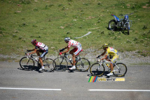 Juan Mauricio Soler (Barloworld, maillot à pois), Carlos Sastre (CSC) et Iban Mayo (Saunier Duval) sur le Port de Larrau (4) (824x)
