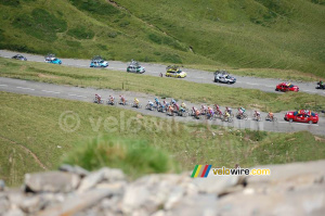 Des coureurs et voitures de directeurs sportifs sur le Port de Larrau (537x)