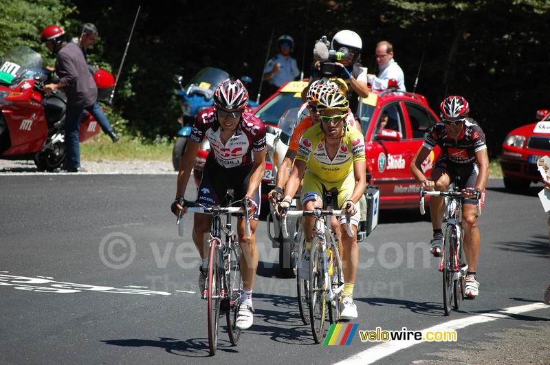 Sastre (CSC), Mayo (Saunier Duval), Verdugo (Euskaltel), Soler (Barloworld), en Garcia Acosta (Caisse d'Epargne) op de Col de la Pierre-Saint-Martin