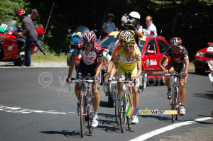 Sastre (CSC), Mayo (Saunier Duval), Verdugo (Euskaltel), Soler (Barloworld), et Garcia Acosta (Caisse d'Epargne) sur le Col de la Pierre-Saint-Martin (541x)