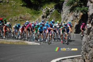 Christophe Moreau (AG2R) passe un bidon à Martin Elmiger (1188x)