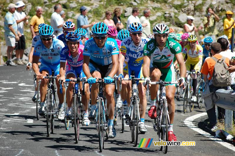 Het peloton aangevoerd door Alessandro Cortinovis (Milram), Martin Elmiger (AG2R) & William Bonnet (Crédit Agricole)