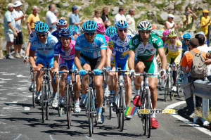 Le peloton mené par Alessandro Cortinovis (Milram), Martin Elmiger (AG2R) & William Bonnet (Crédit Agricole) (589x)