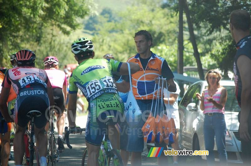 Murillo Fischer (Liquigas) just had his food bag and Rabobank is ready to hand one out