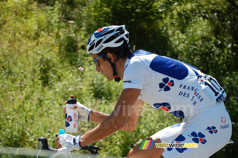 Sandy Casar (Franaise des Jeux) gaat zijn bidon vullen met een flesje water wat hij van ons heeft gekregen