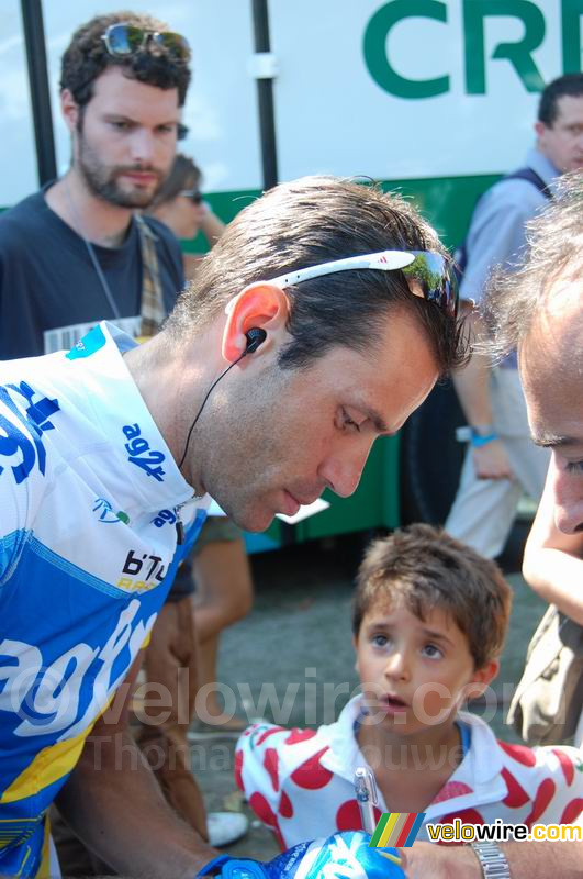 Stphane Goubert (AG2R) deelt handtekeningen uit in Pau