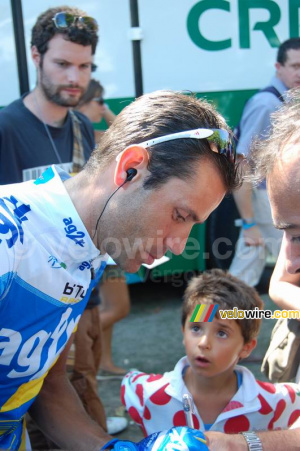 Stéphane Goubert (AG2R) donne des autographes à Pau (395x)