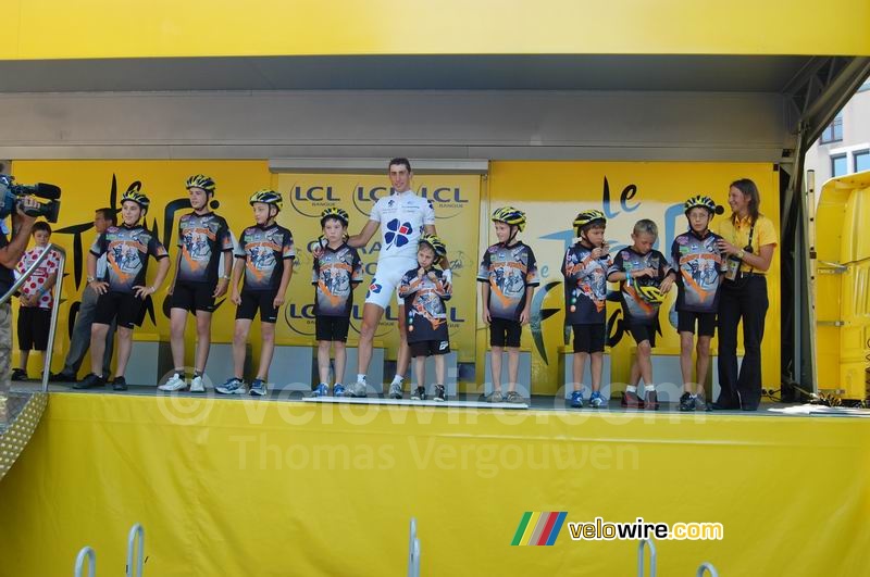 Matthieu Ladagnous (Française des Jeux) pose avec les 9 jeunes coureurs