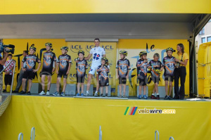 Matthieu Ladagnous (Française des Jeux) pose avec les 9 jeunes coureurs (758x)
