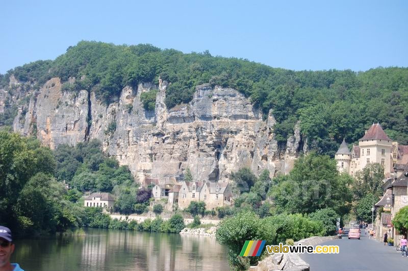 Rock and houses close to Cahors