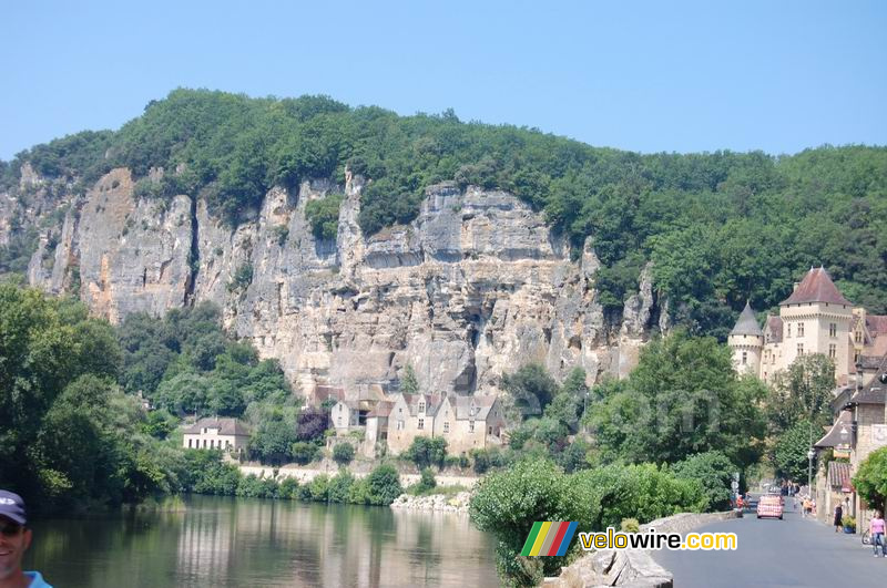 Un rocher et des maisons près de Cahors