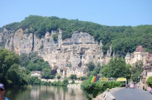 Un rocher et des maisons près de Cahors (423x)
