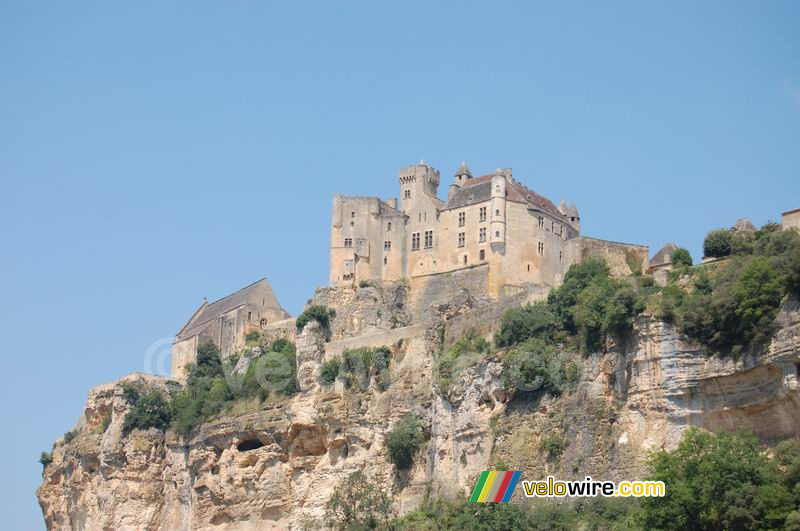 Kasteel op een rots in  de buurt van Cahors