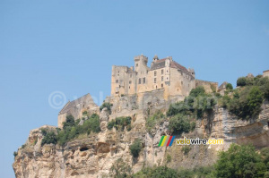 Un château sur un rocher près de Cahors (522x)