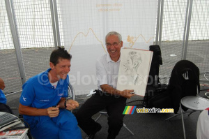 Paolo Bossoni (Lampre-Fondital) mort de rire après avoir vu sa caricature (392x)