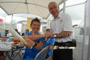 Paolo Bossoni (Lampre-Fondital) remercie le caricaturiste (447x)