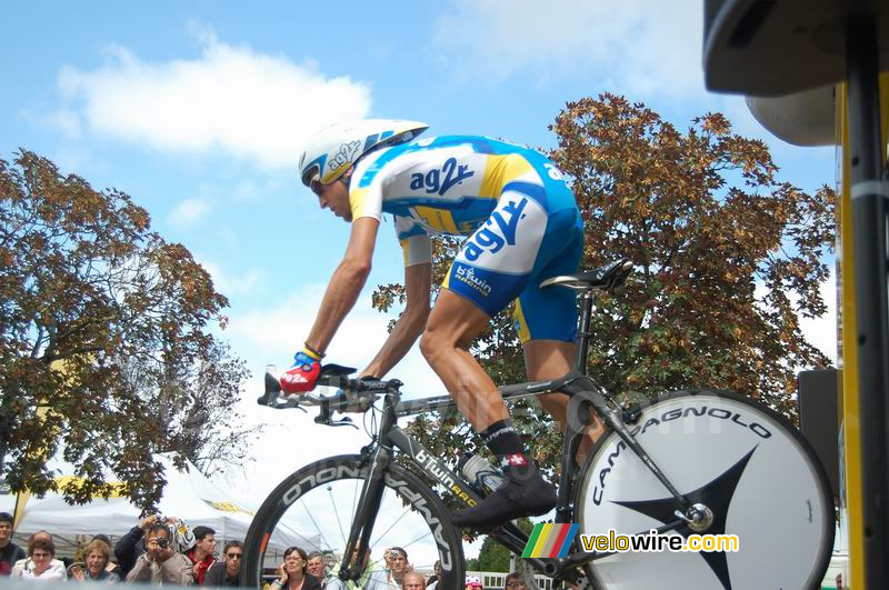 Christophe Moreau (AG2R) starts his time trial in Cognac