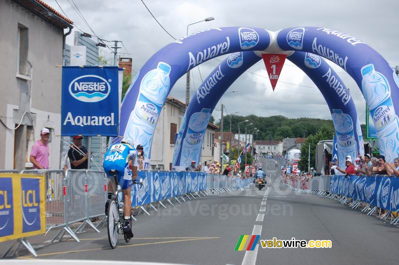 Christophe Moreau (AG2R) at 1 kilometer from the finish