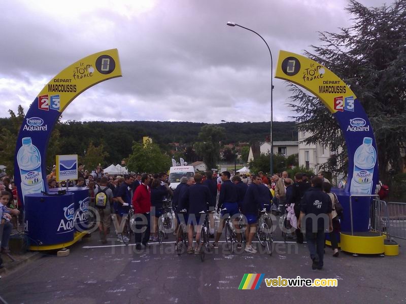 The start arch for the Marcoussis > Paris stage