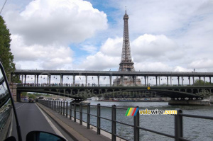 De retour à Paris : la Tour Eiffel et du monde sur le Pont Bir Hakeim (444x)