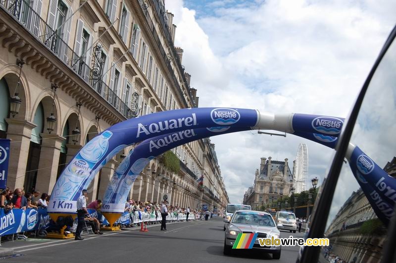 The 1 km arch on the Rue de Rivoli, here without the red flag